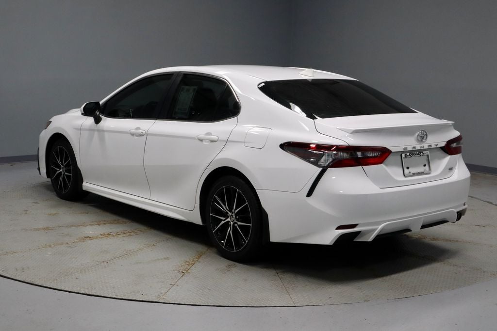 2022 Toyota Camry SE Auto (SE)
