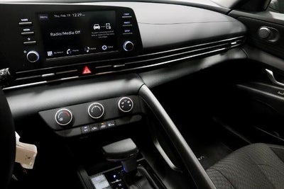 2025 Hyundai ELANTRA SE